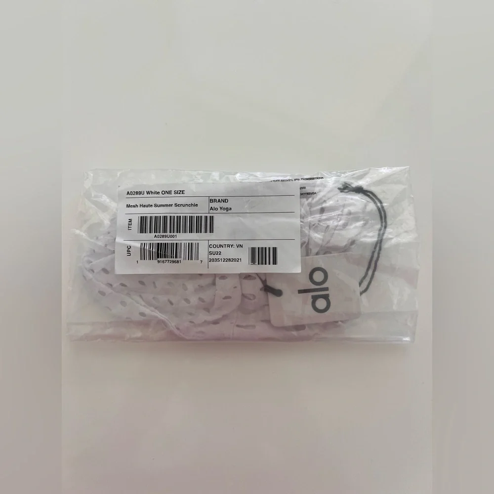 Alo Yoga Mesh Haute Summer Scrunchie – White (One Size) New NWT